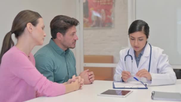 Médico Indio Hablando Con Pareja Hospital — Vídeos de Stock