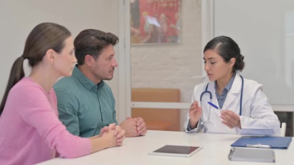 Médica Indiana Conversando Com Casal Clínica — Vídeo de Stock