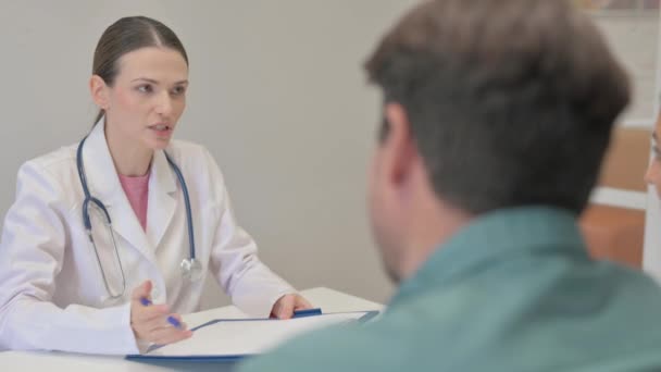 Vrouwelijke Arts Discussieert Medisch Rapport Met Patiënt — Stockvideo