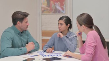 Toplantı sırasında birlikte çalışan takım arkadaşları.