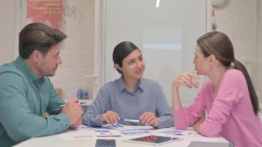 Belgeler Üzerinde Birlikte Çalışan Çok Etnik İnsanlar