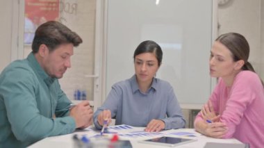 Çoklu Etnik Takım Arkadaşları Belgeler Üzerinde Birlikte Çalışıyor