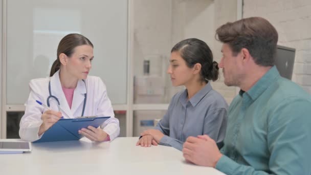 Kobieta Lekarz Rozmawia Międzyrasową Parą Szpitalu — Wideo stockowe