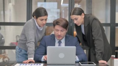 Karışık Irk Takım Arkadaşları Ofis Kaybına Tepki Veriyor
