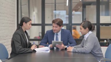 Çoklu Etnik Takım Arkadaşları Ofiste Evrakları Tartışıyor