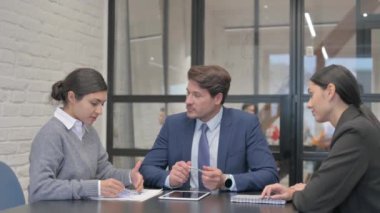 Hintli İş Kadını İş Adamlarıyla Konuşuyor