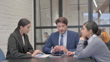 İspanyol İş Kadını İş Adamlarıyla Konuşuyor