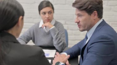 Karışık Irk Takım Arkadaşlarıyla Konuşan İşadamı 'nın yan görüntüsü