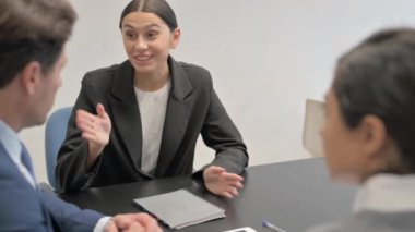 Toplantıda konuşan İspanyol İş kadınının Kapanışı