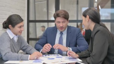 Mutlu Melez Irk İşadamları Belgeler Üzerinde Birlikte Çalışıyor