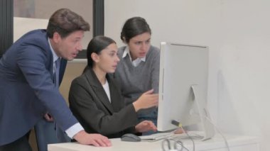 İspanyol İş Kadını, Takım Arkadaşlarıyla Bilgisayar Kayıplarına Tepki Veriyor