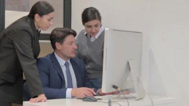 İş adamı takım arkadaşlarıyla Bilgisayar üzerinde çalışıyor