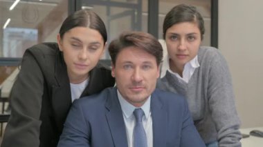 Kameraya Bakan Çok Etnik İş Adamlarının Portresi