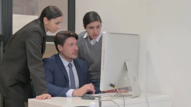 商人与同事在电脑上对损失的反应 — 图库视频影像