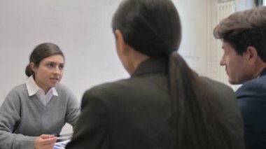 Hintli İş Kadını İş Adamlarıyla Konuşuyor