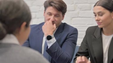 İş Adamının İş Ortaklarıyla Konuşmasının Kapanışı