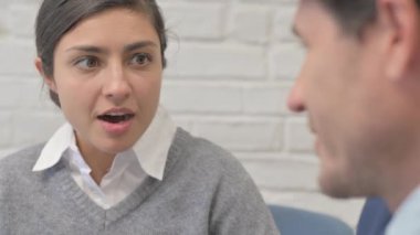 Hintli İş Kadını İş Adamlarıyla Konuşurken