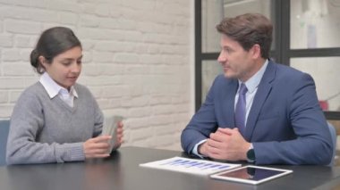 Hintli İş kadını İş adamıyla Para Veriyor ve Tokalaşıyor