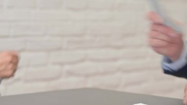 Para Vermenin ve El sıkışmanın Kapanışı