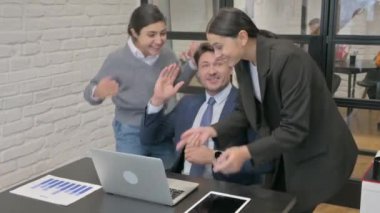 Çevrimiçi Başarıyı Kutlayan Karışık Irk İş Adamları