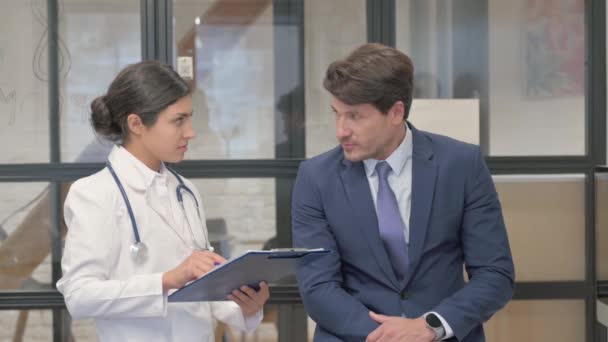 Médica Indiana Conversando Com Paciente — Vídeo de Stock