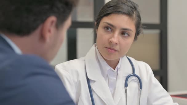 Close Indiano Feminino Médico Conversando Com Paciente — Vídeo de Stock