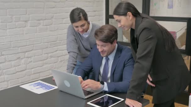 Empresário Meia Idade Trabalhando Com Companheiro Equipe Laptop — Vídeo de Stock
