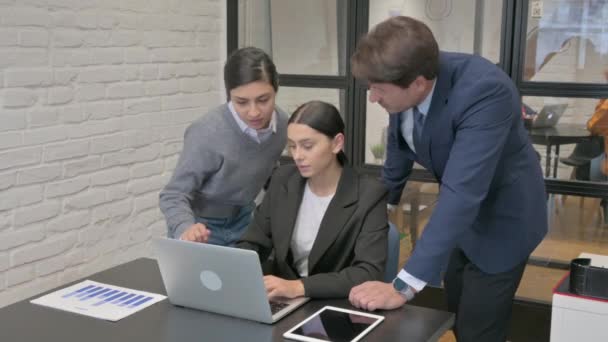 Mulher Negócios Hispânica Trabalhando Com Colega Equipe Laptop — Vídeo de Stock