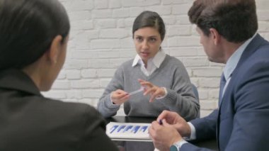 Hintli İş kadınının İş Adamlarıyla Konuşmasının Kapanışı