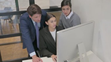İspanyol İş Kadını Bilgisayar 'da Takım Arkadaşlarıyla Çalışıyor