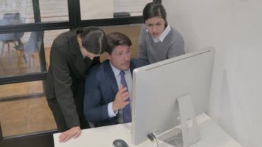 İş Adamları Bilgisayarda Kayıplara Tepki Veriyor