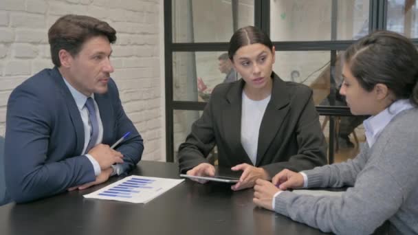 Young Hispanic Businesswoman Talking Colleagues — Stock Video