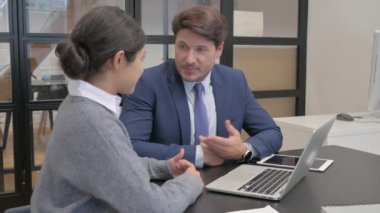 Orta yaşlı iş adamı Hintli kadınla konuşuyor