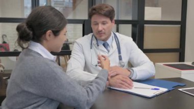 Ortopedik Orta Çağ Doktoru Hintli Kadının Bileğini İnceleme