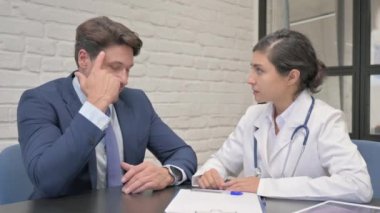 Üzgün adam yardım istiyor, Hintli doktor.