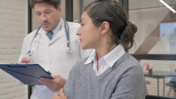 Medico Aiutare Sconvolto Paziente Indiana Femminile Rapporti Medici — Video Stock