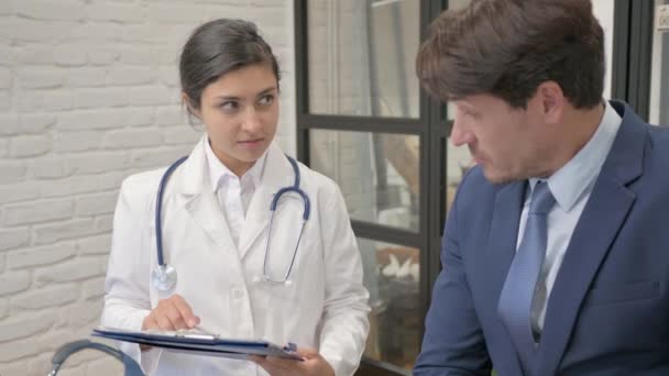 Médica Indiana Conversando Com Paciente — Vídeo de Stock