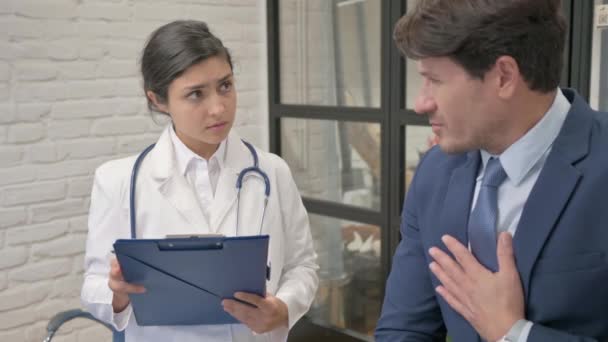 Hoesten Man Bespreken Van Gezondheidsproblemen Met Dokter — Stockvideo