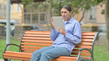 Tablette Kaybolan İspanyol Kadın Bir Bençte Otururken Üzülüyor