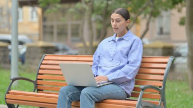 Dışarıdaki Laptop 'ta İspanyol Kadın' dan Online Video Sohbeti