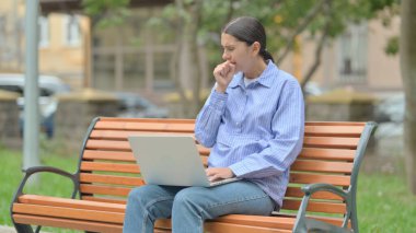 Öksüren İspanyol Kadın Laptop 'ta çalışıyor.
