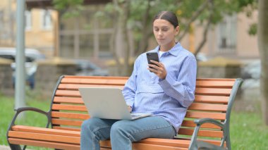 Laptop ve Smartphone 'da çalışan İspanyol Kadın