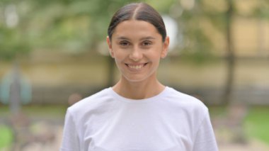 Açık havada dikilen İspanyol Kadın 'ı kabul etmek