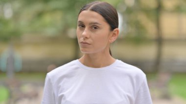 Dışarda Duran İspanyol Kadın Reddedildi