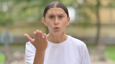 Kızgın İspanyol Kadın, dışarıda dururken tartışıyor ve kavga ediyor.