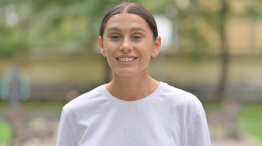 İspanyol Kadın Dışarıda Dururken Video Sohbeti Yapıyor