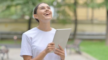 Dışarda Dururken Tablette Kutlayan İspanyol Kadın