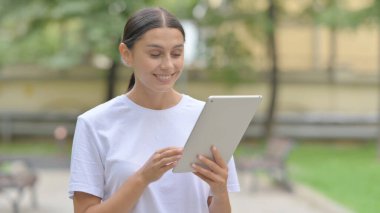 Tablet 'te İş Konuşan İspanyol Kadın Dışarıda Dururken