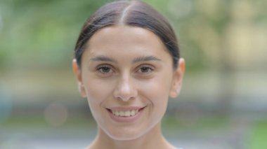 Gülümseyen İspanyol Kadın Yüzlü 'nün yakın çekimi