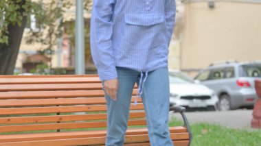 Latin Kadın Kalkıyor ve Bench 'i Dışarıda Bırakıyor